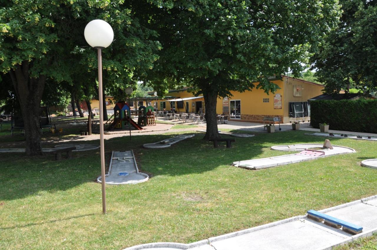 Mobil Homes Xxl2 4 Chambres - Camping Le Ranch Des Volcans Châtel-Guyon Екстериор снимка
